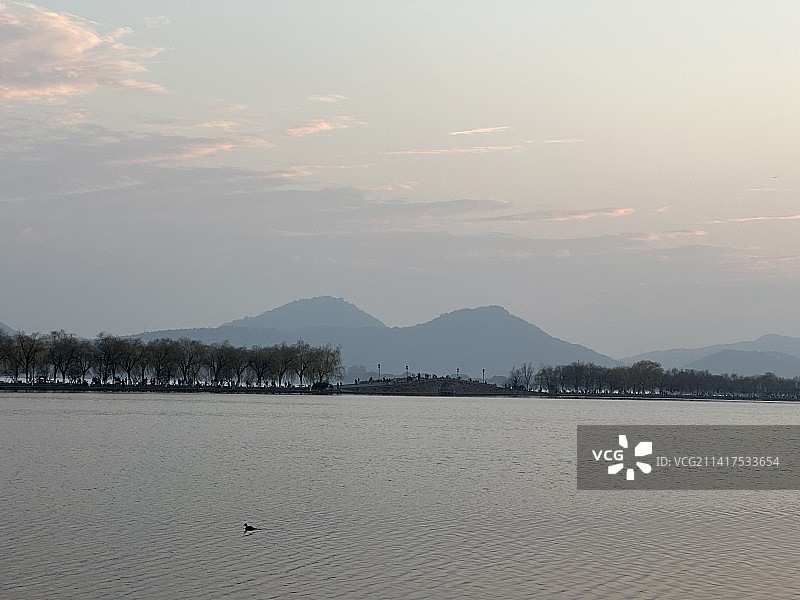 夕阳下山后杭州锦带桥面对着远山图片素材