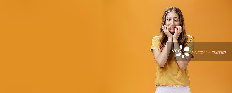 惊慌失措，紧张不安的年轻女子画像图片素材