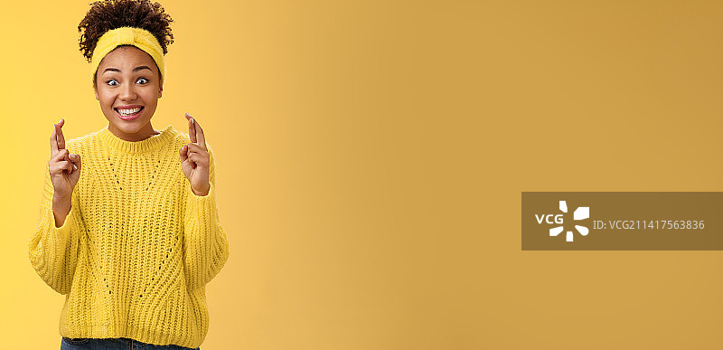 穿着黄色衣服的兴奋、乐观、充满希望的年轻非洲裔美国女孩图片素材