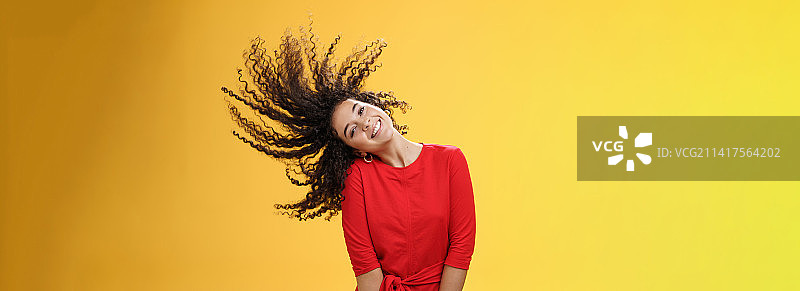 快乐无忧的女人挥舞着卷发图片素材