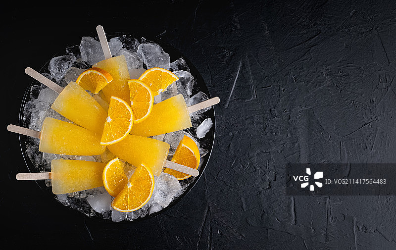 橘子冰棒和橘子片俯视图（俄罗斯斯塔夫罗波尔边疆区）图片素材