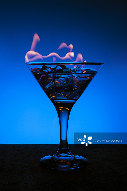 含冰块的燃烧酒精饮料，俄罗斯图片素材