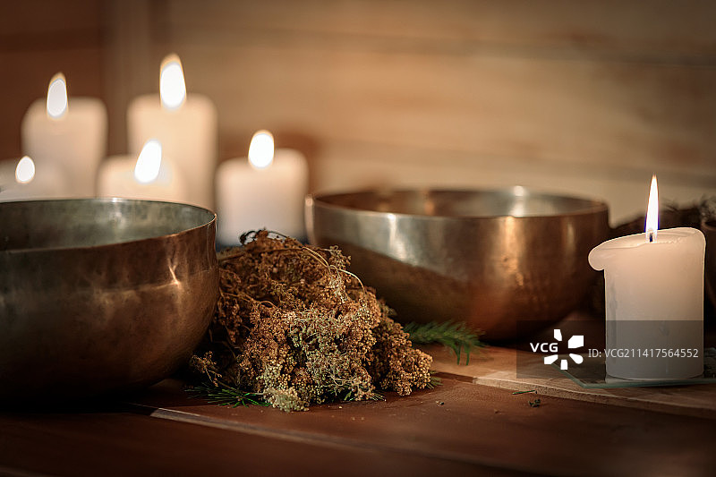 几束干草和蜡烛旁的颂钵图片素材