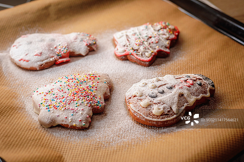 烤盘上撒着糖霜的圣诞饼干图片素材