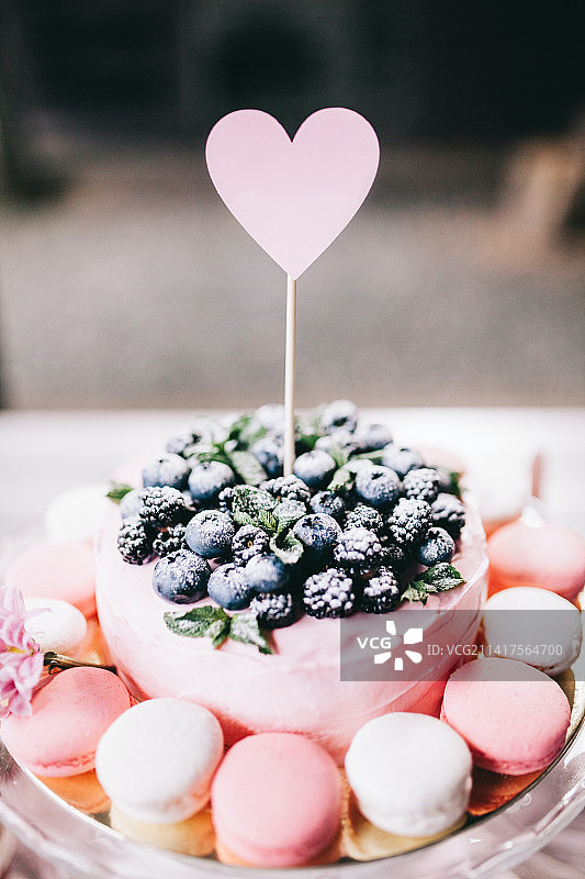 桌子上盘中的甜点特写，印度尼西亚图片素材