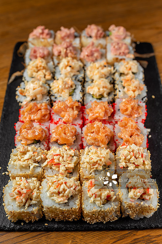 日本国民美食寿司，红鱼和三文鱼卷，乌克兰图片素材