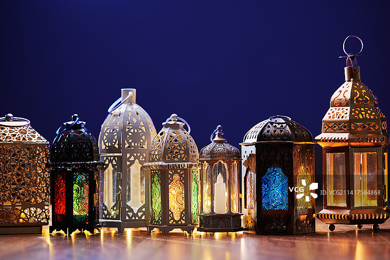 一组发光的阿拉伯烛台灯笼，马来西亚图片素材