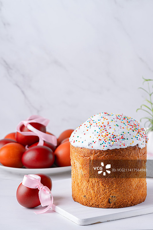 浅色背景上的美味复活节蛋糕和鸡蛋图片素材