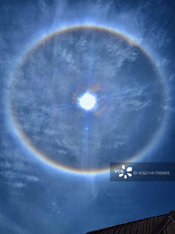 尼日利亚天空中的彩虹仰视图片素材