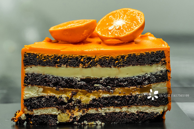 乌克兰：黑色桌子上色彩鲜艳的蛋糕图片素材