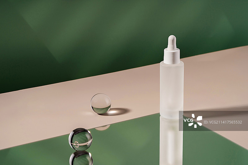 带有肽和视黄醇的精华化妆品瓶在领奖台上图片素材