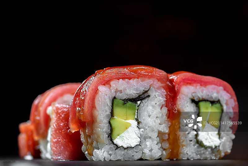 日本国民美食寿司，红鱼和三文鱼卷，乌克兰图片素材