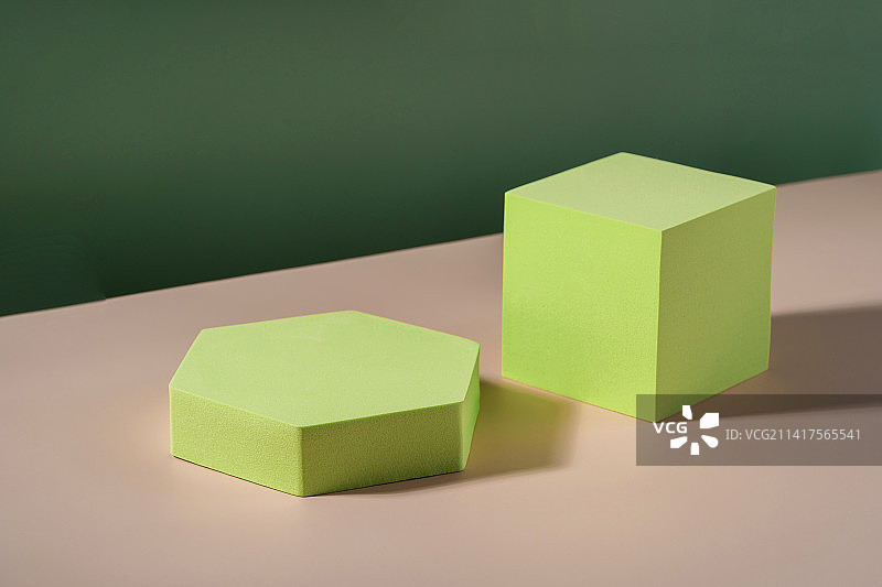 绿色背景上的化妆品包装展示台图片素材