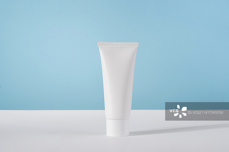 白色化妆品塑料软管特写，意大利米兰图片素材
