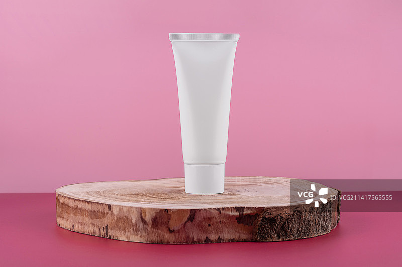 粉色奶油化妆品展示台面部乳液模型图片素材
