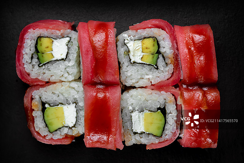 日本国民美食寿司，红鱼和三文鱼卷，乌克兰图片素材
