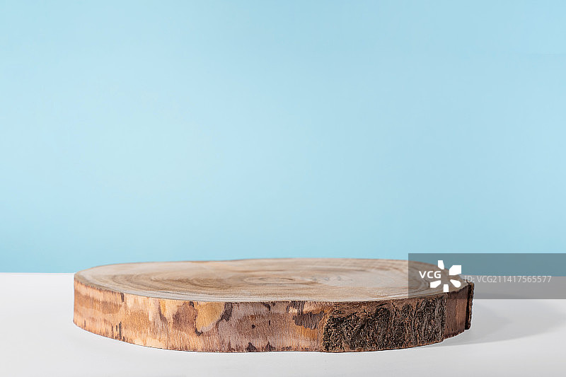 白色背景下的木质砧板特写，意大利米兰图片素材