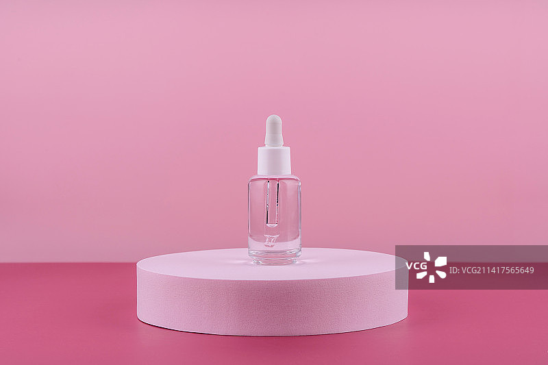 精华液化妆品瓶肽和视黄醇基座图片素材