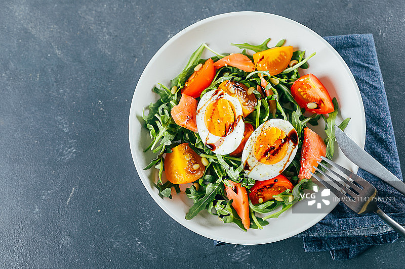 健康纯素沙拉，含番茄芝麻菜三文鱼鸡蛋图片素材