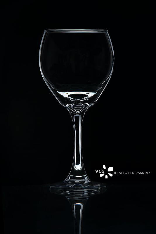 黑色背景下的酒杯特写，印度尼西亚巴厘岛图片素材