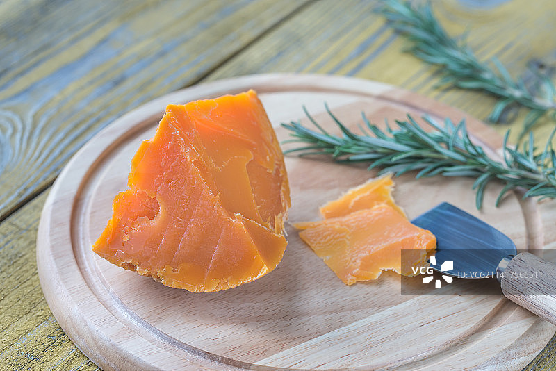 木板上的米莫雷特奶酪，罗马尼亚图片素材