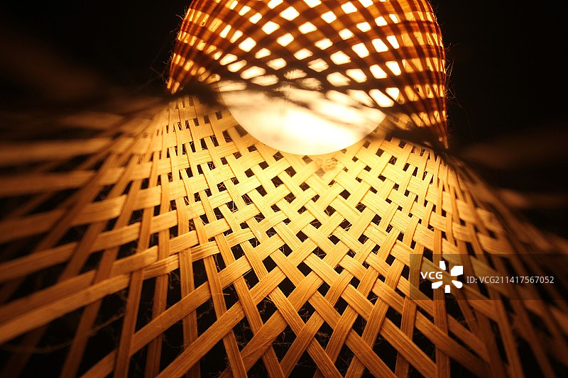 桌上柳条筐特写，印度尼西亚图片素材