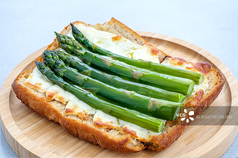 罗马尼亚砧板上的披萨俯视图图片素材