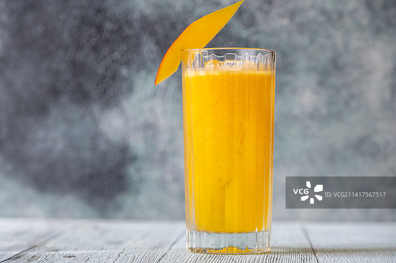 罗马尼亚桌上的橙汁特写图片素材