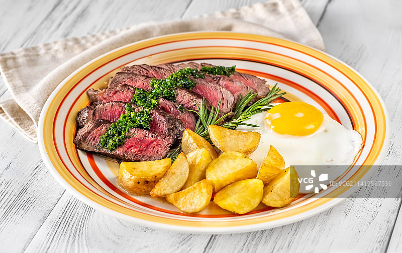 罗马尼亚餐桌上的盘中美食俯视图图片素材