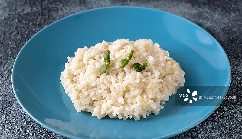 一份经典意式烩饭，蓝色盘子，罗马尼亚图片素材