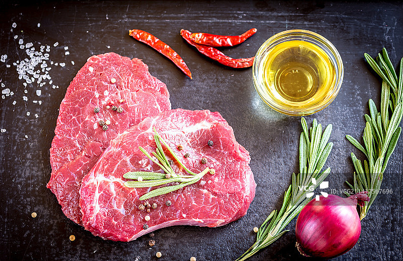 深色背景上的新鲜牛排与配料（罗马尼亚）图片素材