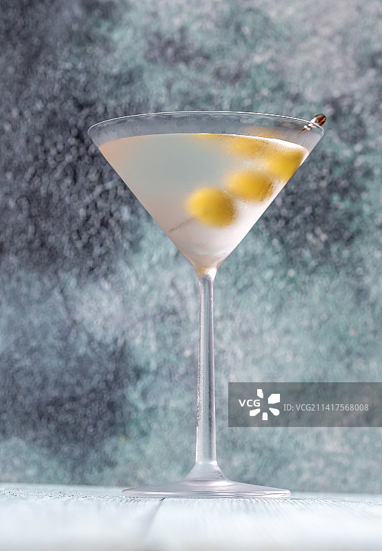 罗马尼亚桌上玻璃杯饮料特写图片素材