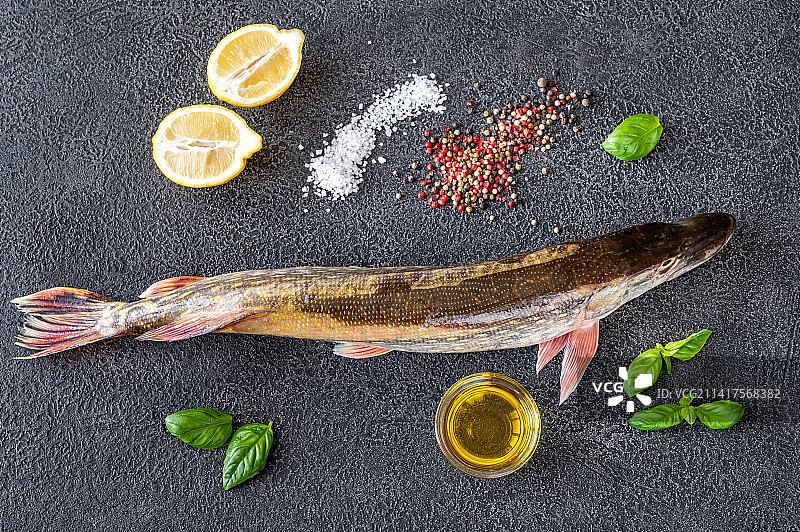 食材生鱼俯视图，罗马尼亚图片素材