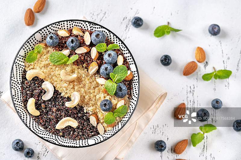 含坚果和蓝莓的熟藜麦碗，罗马尼亚图片素材