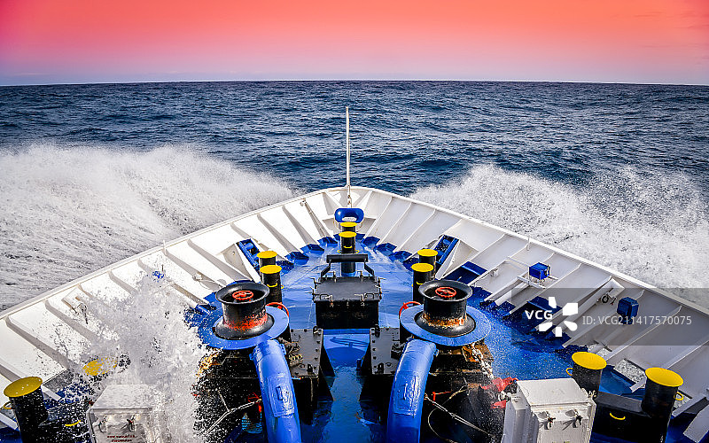 日落时分，海中船只的高角度照片图片素材