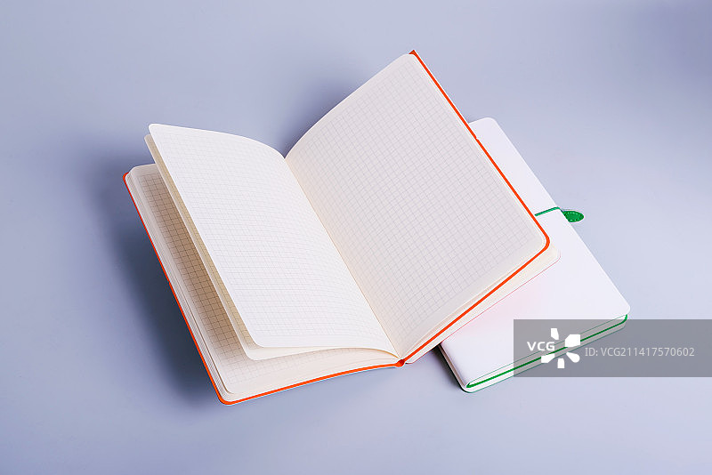 打开的橙色笔记本，空白页面的日记本俯视图图片素材