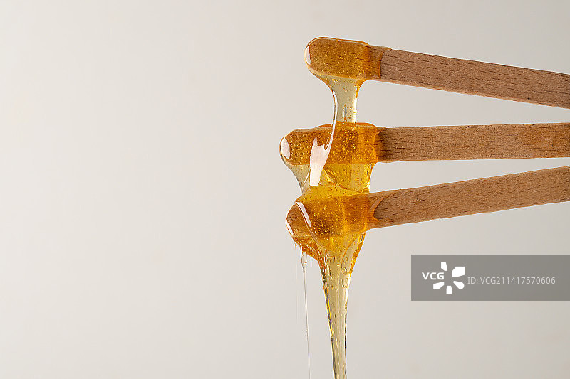 带气泡的刮刀上的液态糖蜡，爱沙尼亚塔林图片素材
