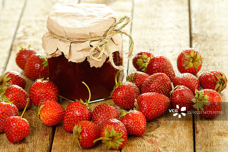 木桌上的浆果和草莓酱图片素材