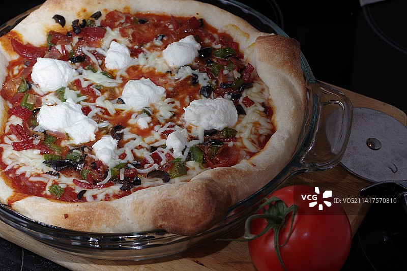 桌子上的披萨特写图片素材