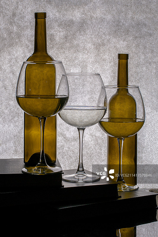 桌上酒杯特写图片素材