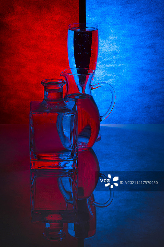 彩色背景上的玻璃物品静物图片素材