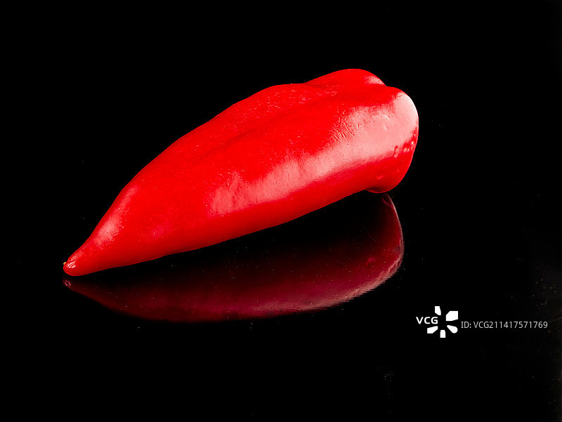 黑色背景下的红色辣椒特写图片素材