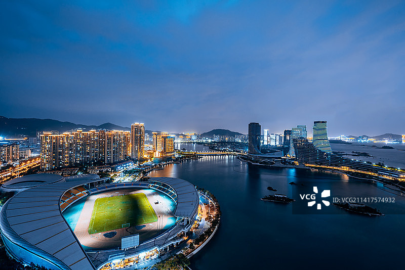 中国福建厦门海沧体育场和厦门中心大厦航拍夜景图片素材