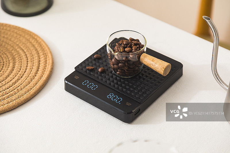 咖啡馆餐桌上的手冲咖啡器具咖啡秤图片素材