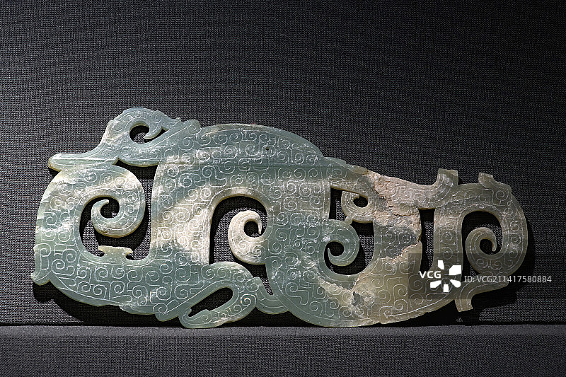 玉龙形配_西周_山西省考古研究院_良渚博物院_郁郁乎文哉展图片素材