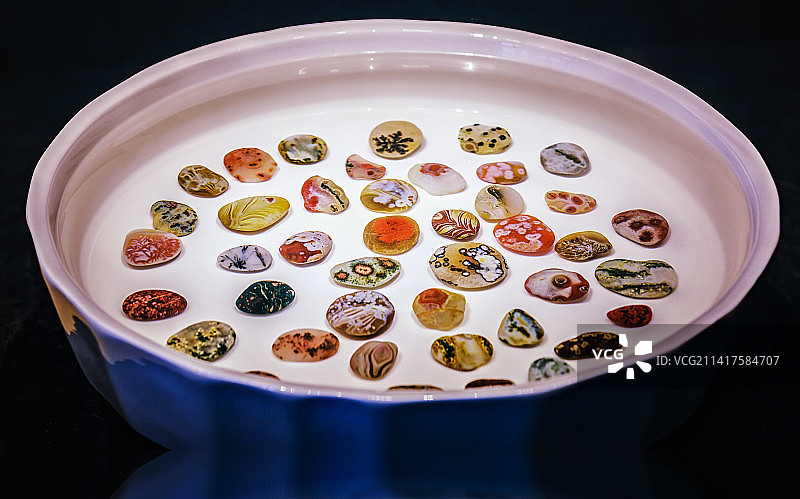 水中光影中的雨花石+南京图片素材