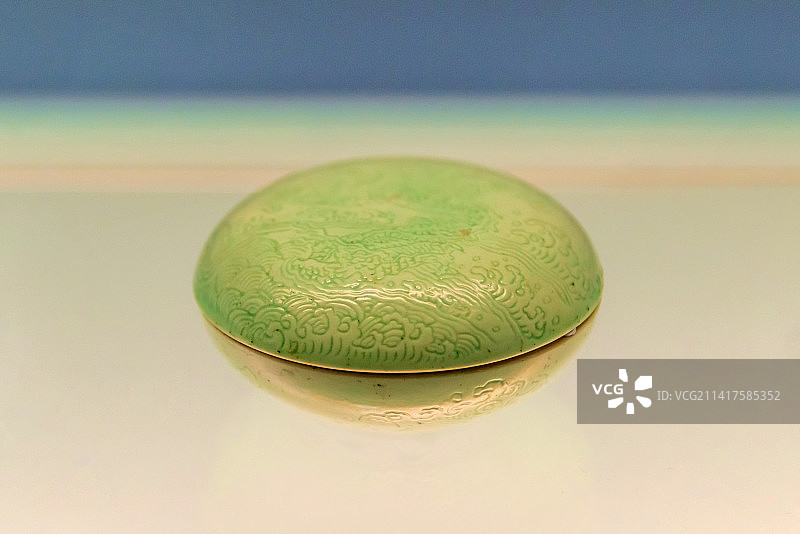 中国上海博物馆馆藏清代景德镇窑绿釉刻花海水龙纹印盒图片素材