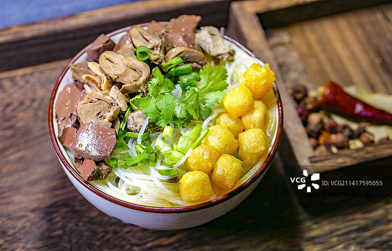 南京金陵菜地道小吃鸭血粉丝汤美食江浙名产老鸭粉丝汤鸭肠肝正宗鲜香爽脆盐水鸭烹制小吃街夜市宵夜美味佳肴图片素材