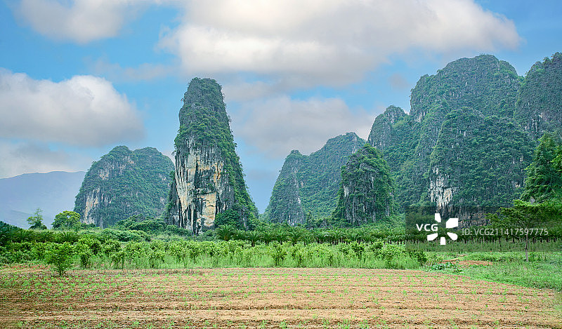 广东喀斯特地貌高原石灰岩层山林丘陵盆地原始村落村镇农田耕种地点英西峰林走廊高山峻岭壮观农村田野风光图片素材