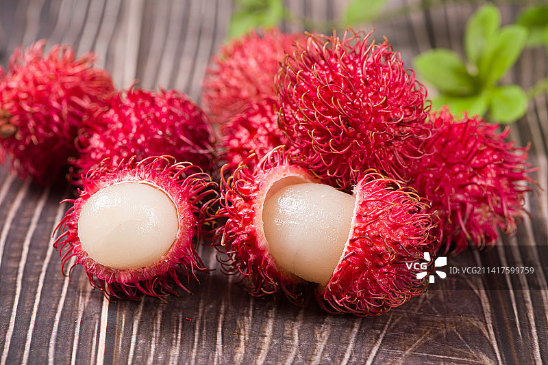桌上剥开的新鲜红毛丹图片素材